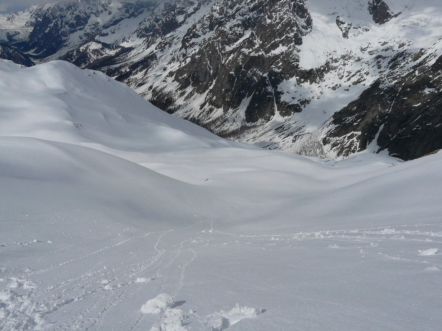 Un peu juste pour 2, la combe de descente depuis le sommet de Bella Comba (val d'Aoste)