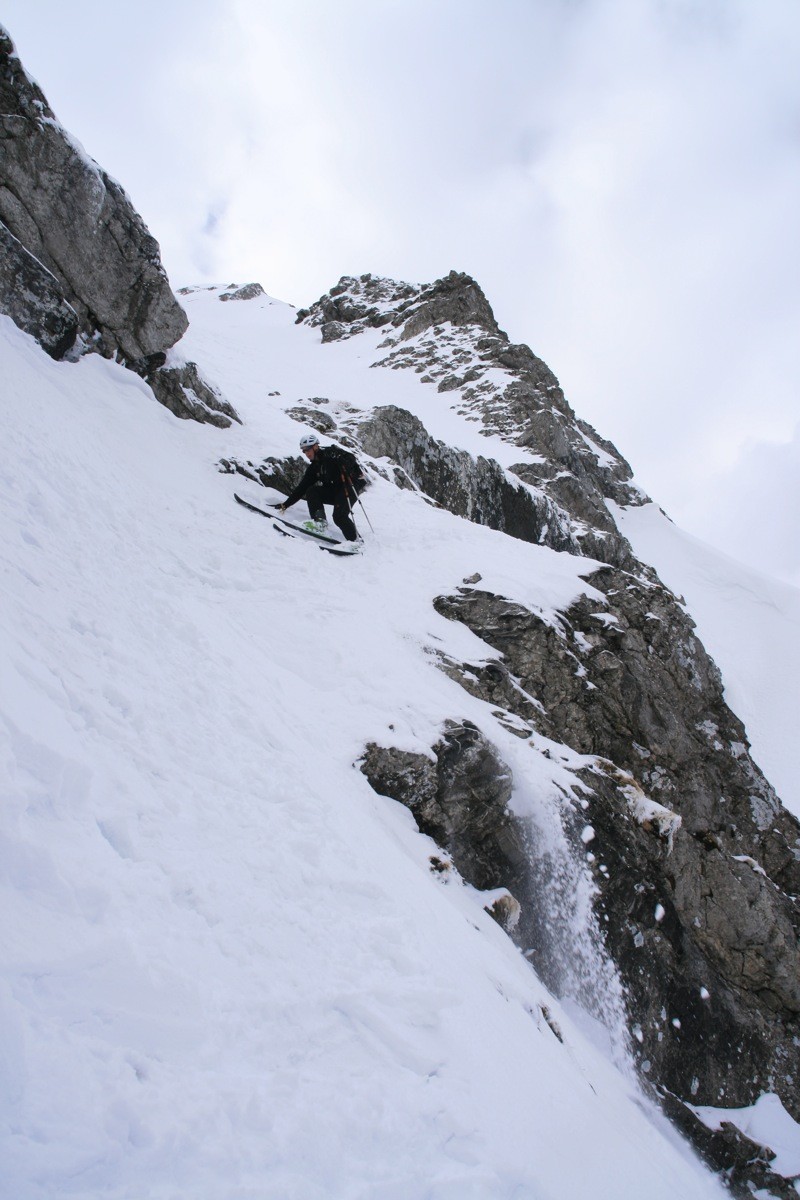 Passage étroit un peu gelé dans le bas du couloir