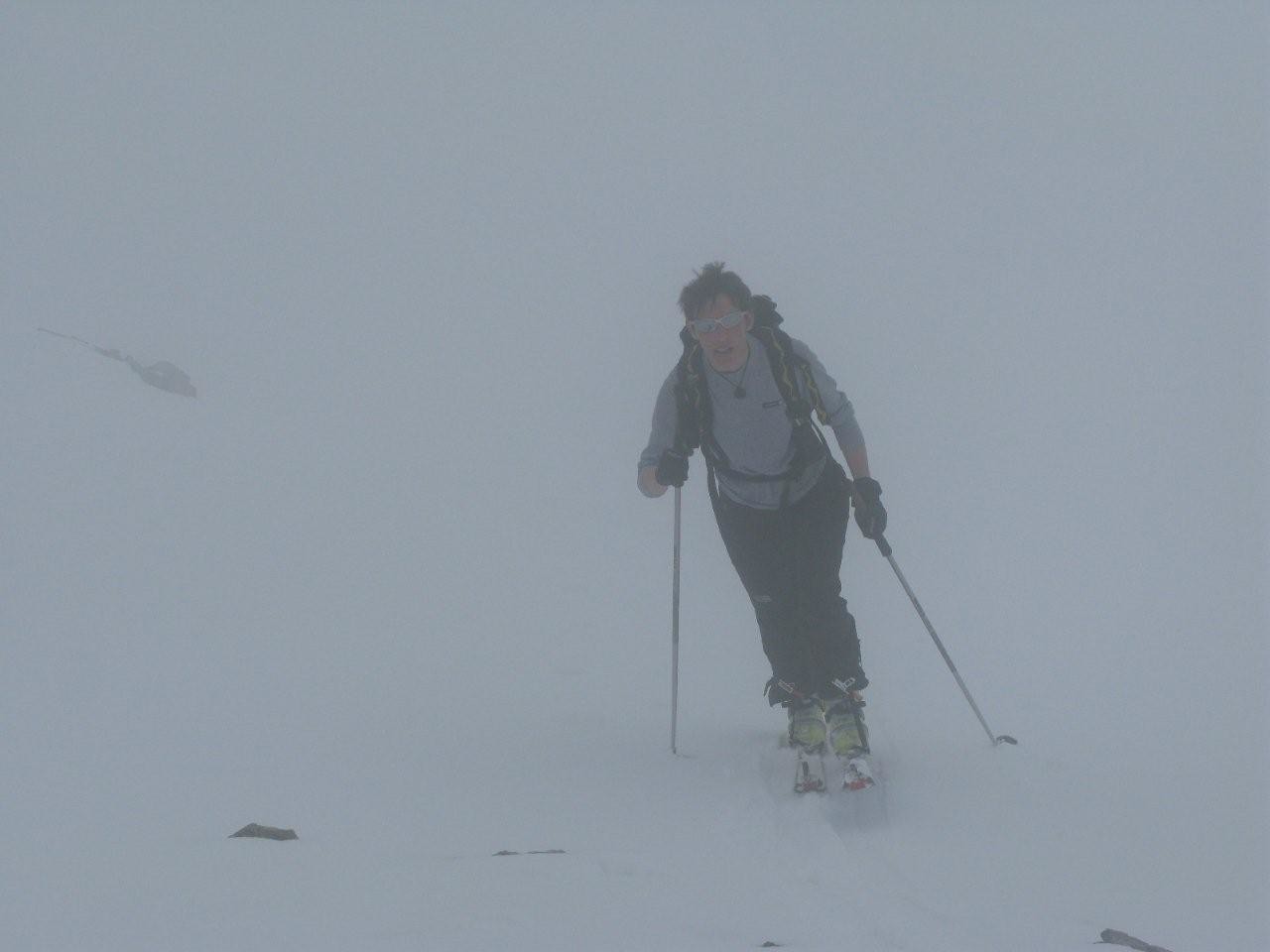 Mary sort de la brume au sommet ....