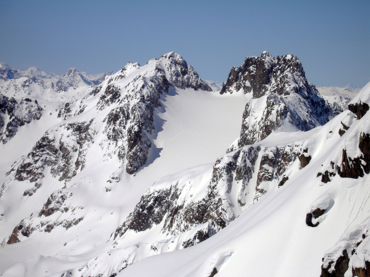 Il Piz Vadret 3229 m a dx e il Piz Vadret Pitschen 3218 a sx dal Piz Sarsura 3178 m.