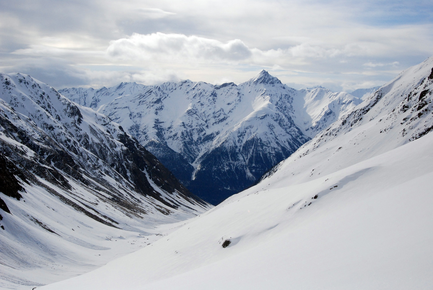 L'inaccessibile Piz d'Esan 3127 m (nel Parco dell'Engadina) dalla Val Punt Ota.