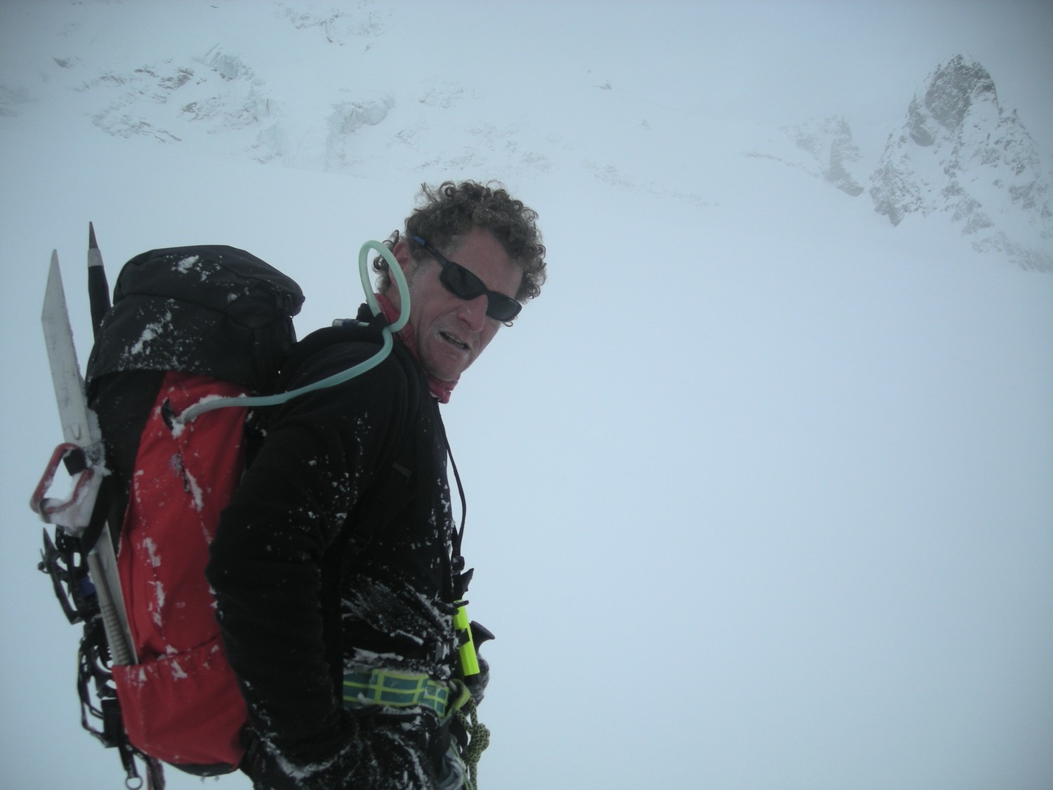 Au col de l Evèque, neige et brouillard ...et Bobo!