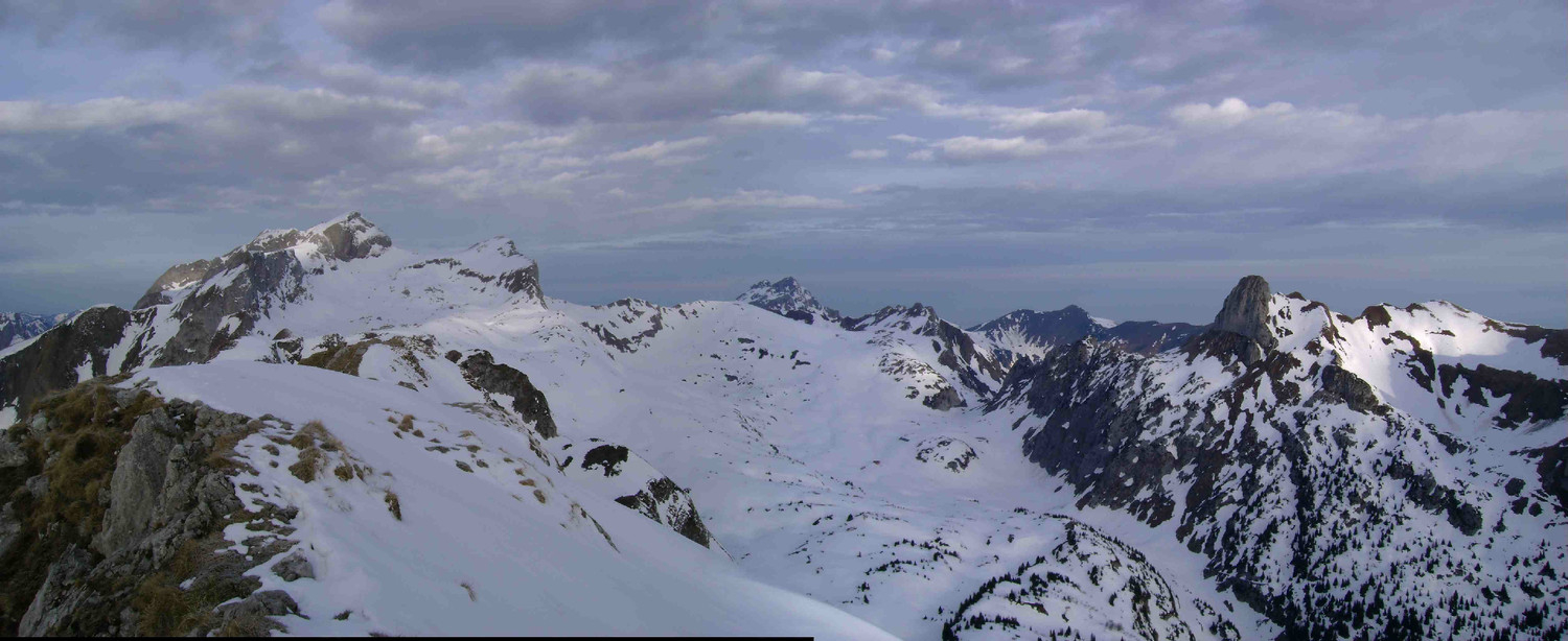 Chambairy: vue Ouest sur les Cornettes de Bise et le Mont Gardy