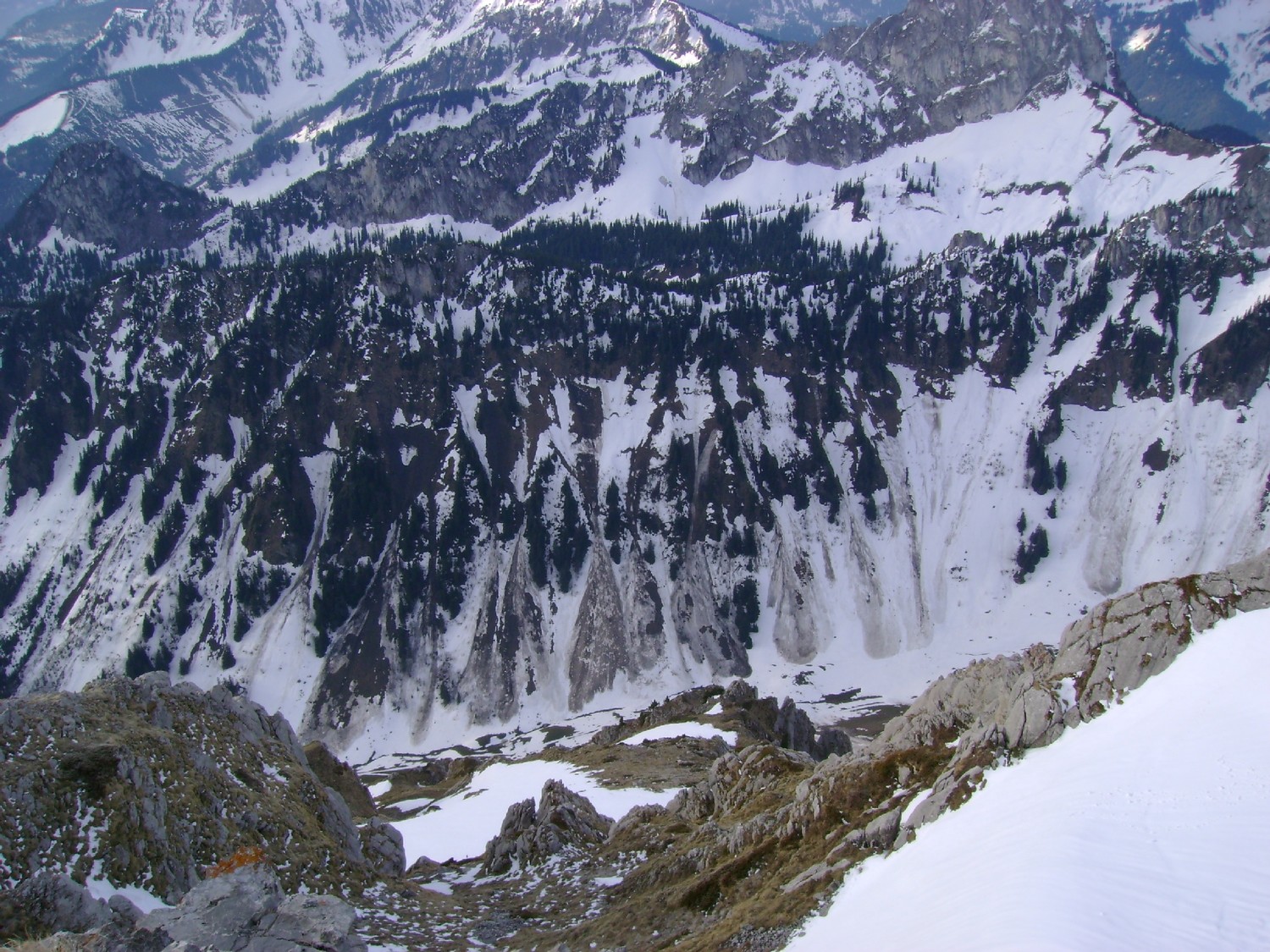 Chambairy: beaucoup d'avalanches sur la pente en face