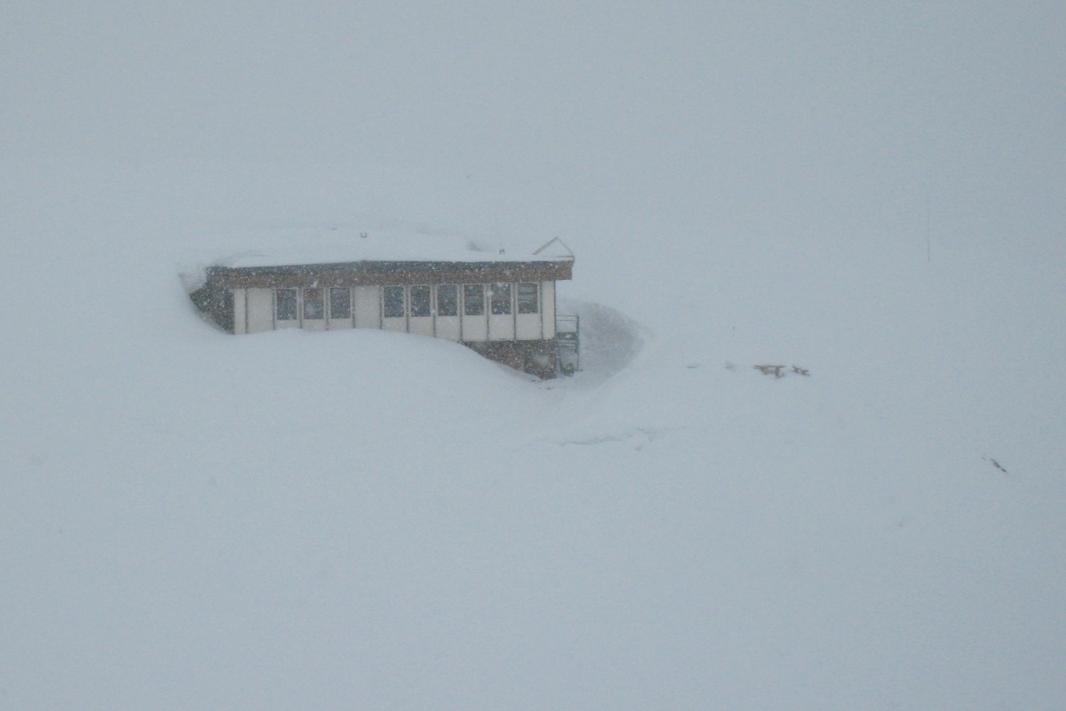 Le refuge des Evettes apparaît dans la neige