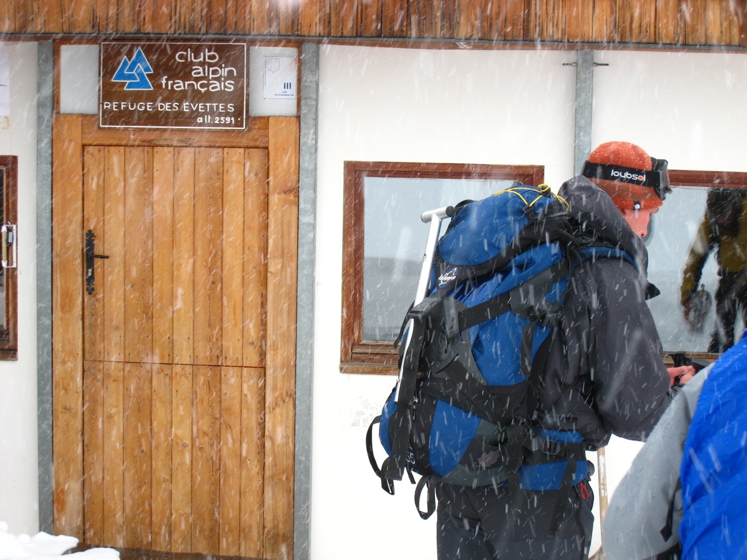 A l'entrée du refuge des Evettes