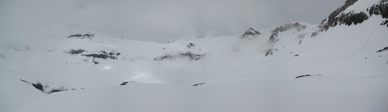 Les sommets du Wildstrubel sous les nuages, vus de la montée au Steghorn