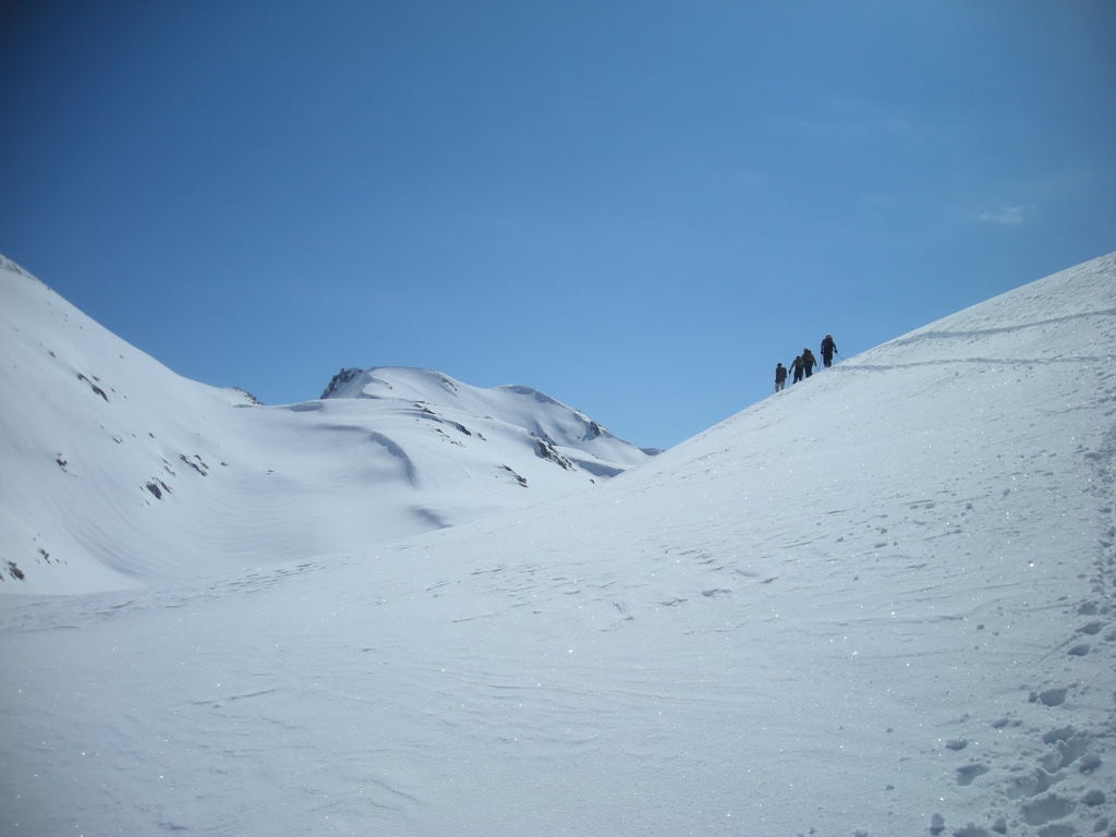 En montant au Gross Schinhorn, au fond le Mittelbergpass