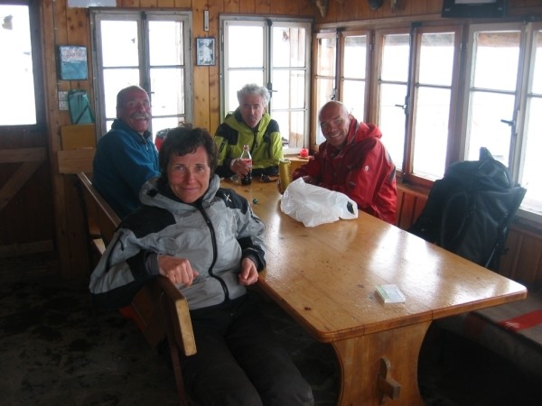 Al ritorno dal Bristen accolti dagli amici nel rifugetto di Bristenstafeli