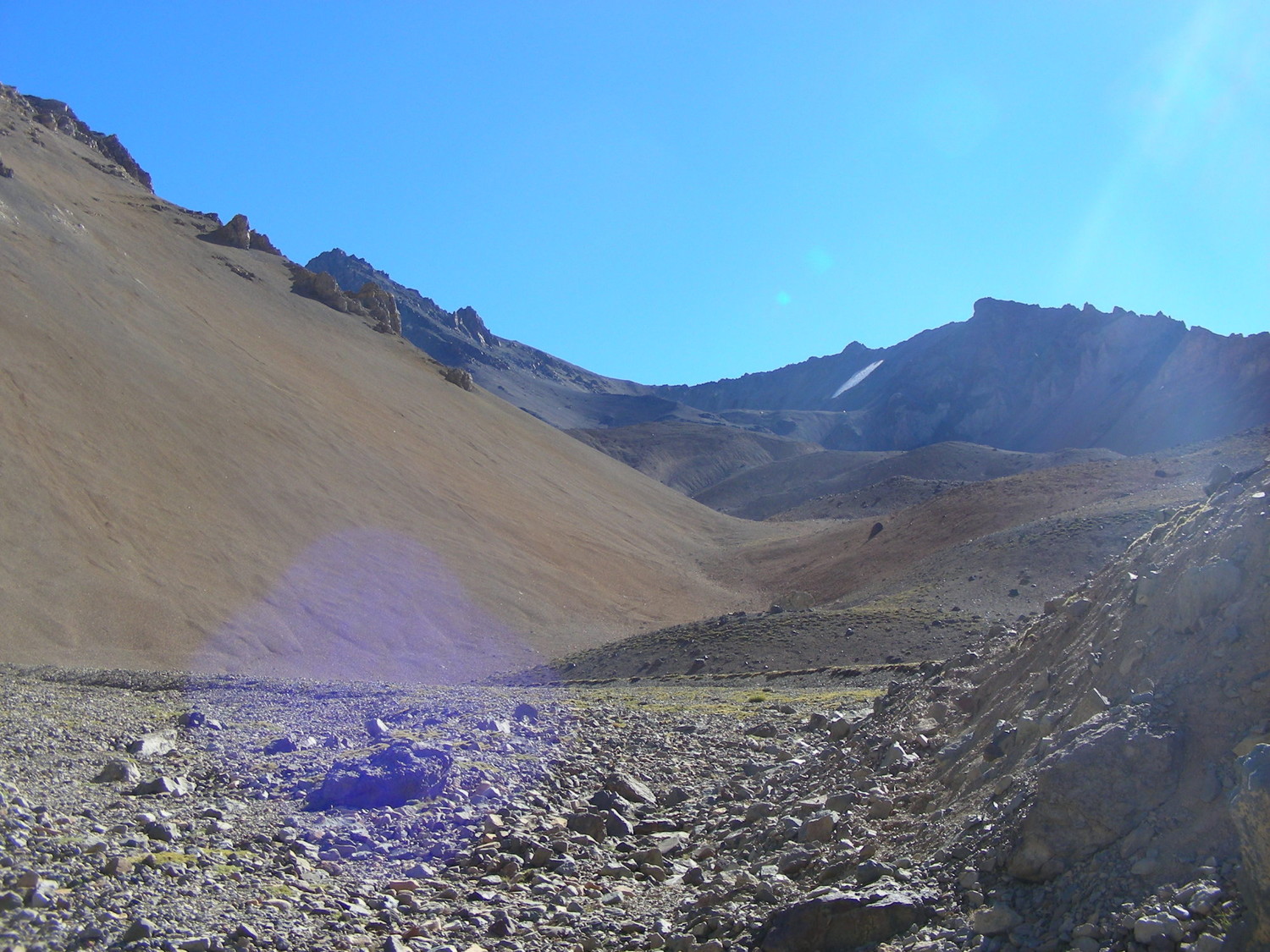 Laderas E del Cerro Negro, desde la playa de la quebrada blanca