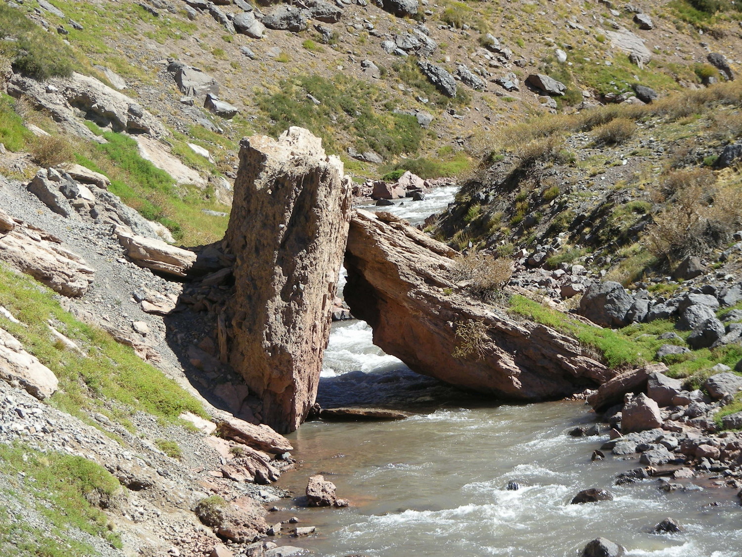 El puente de roca para cruzar el Río Las Cuevas en la Curva Soberanía: impresionante!