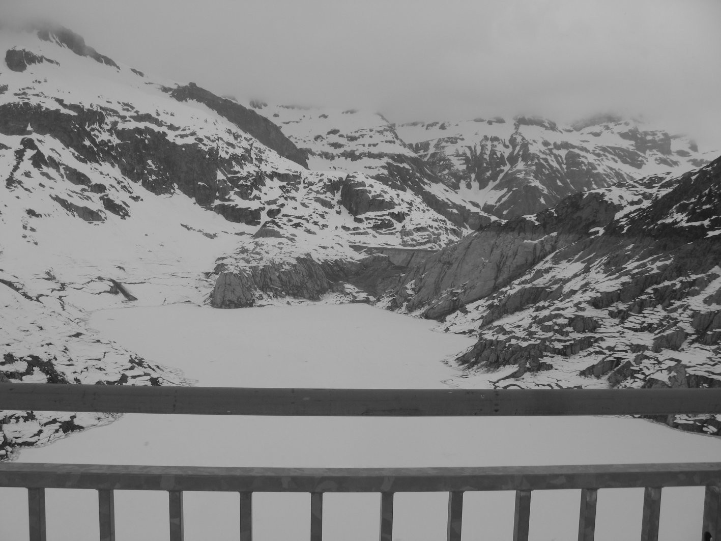 Vue depuis le barrage d'Emosson sur l'ancienne digue