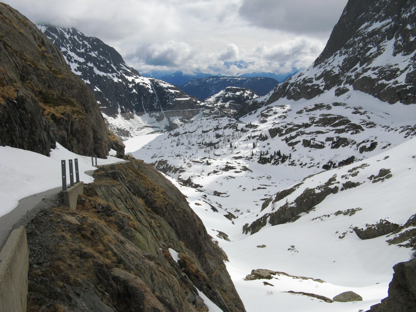 Vue depuis le Vieux Emosson sur la Gorge du Vieux et au fond le barrage d'Emosson