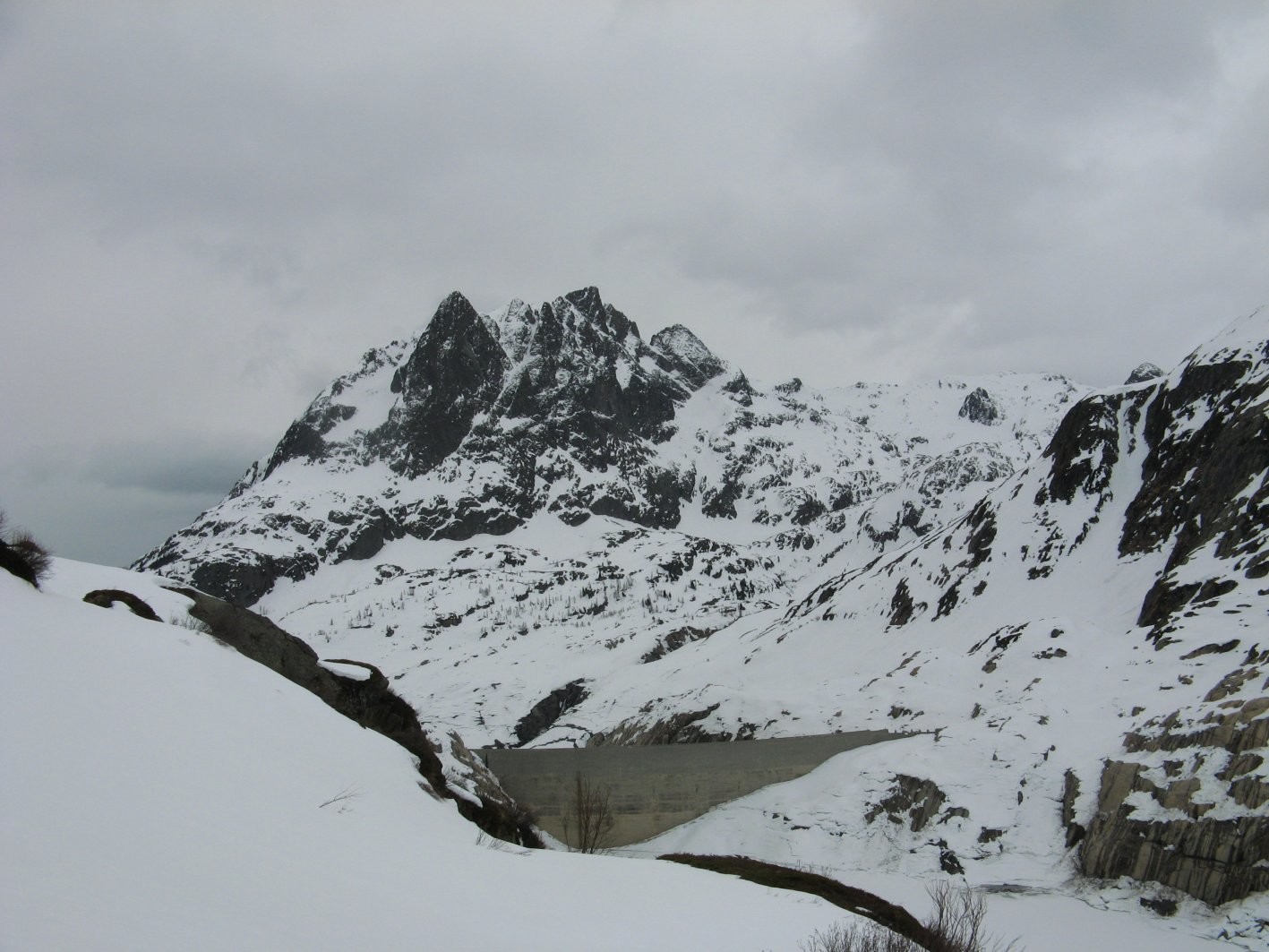 L'ancienne digue et le lac... vide