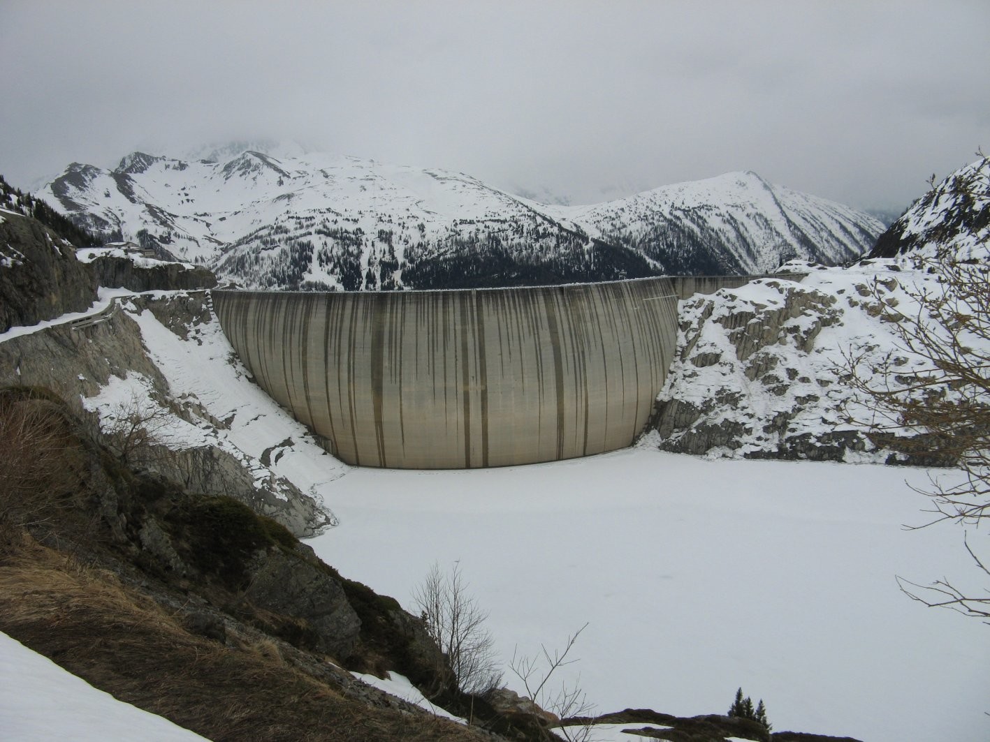 Barrage d'Emosson et le lac vide!