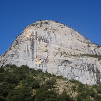 Roca dels Arcs, facette E ; au milieu, entre les 2 écailles, Necronomicon