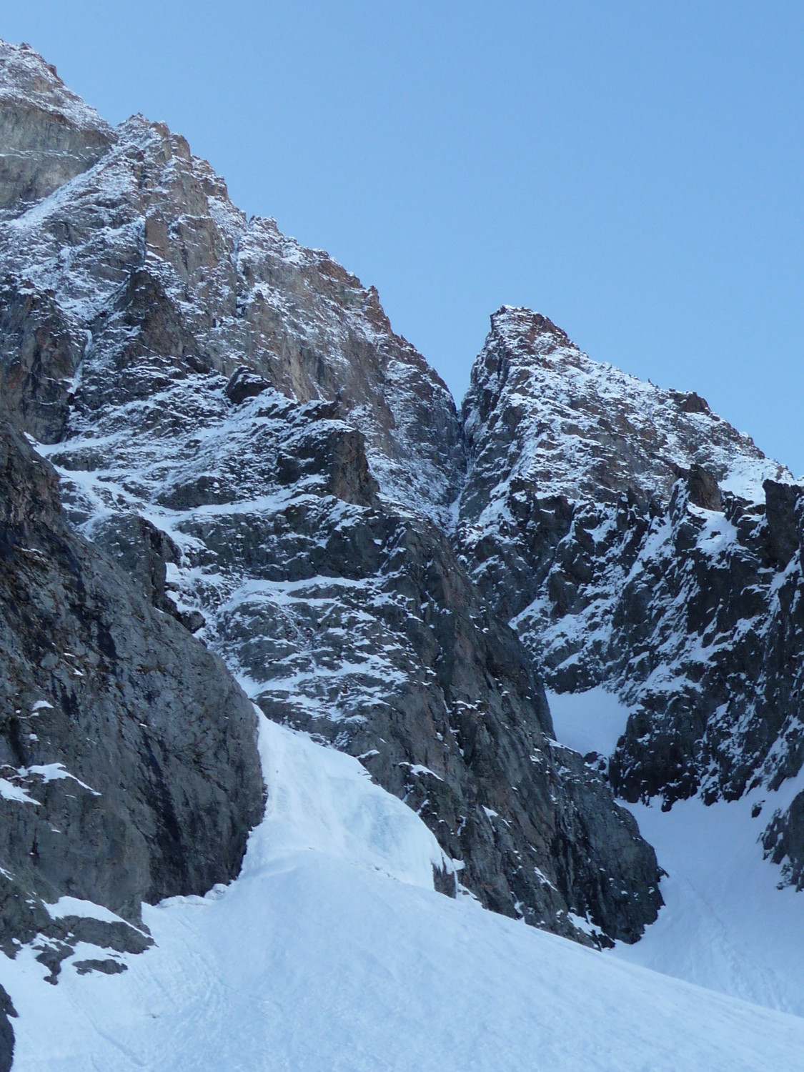 On devine le haut du couloir.