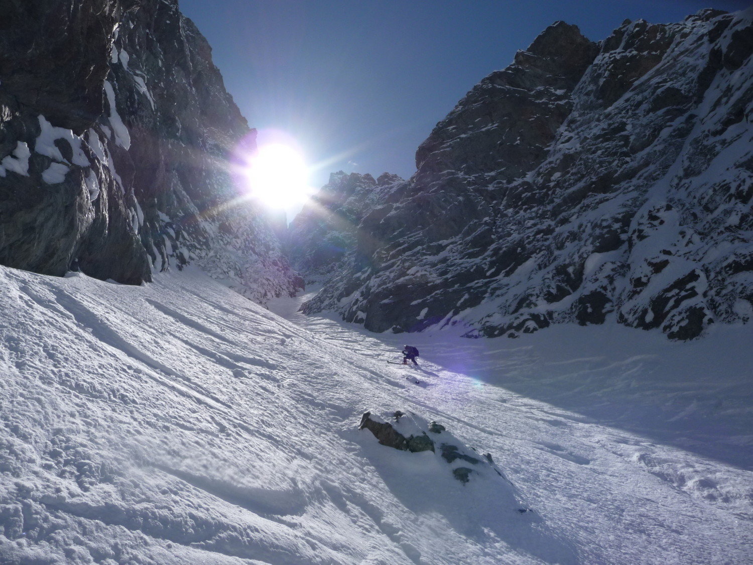 A 13 h le soleil passe dans l'axe.