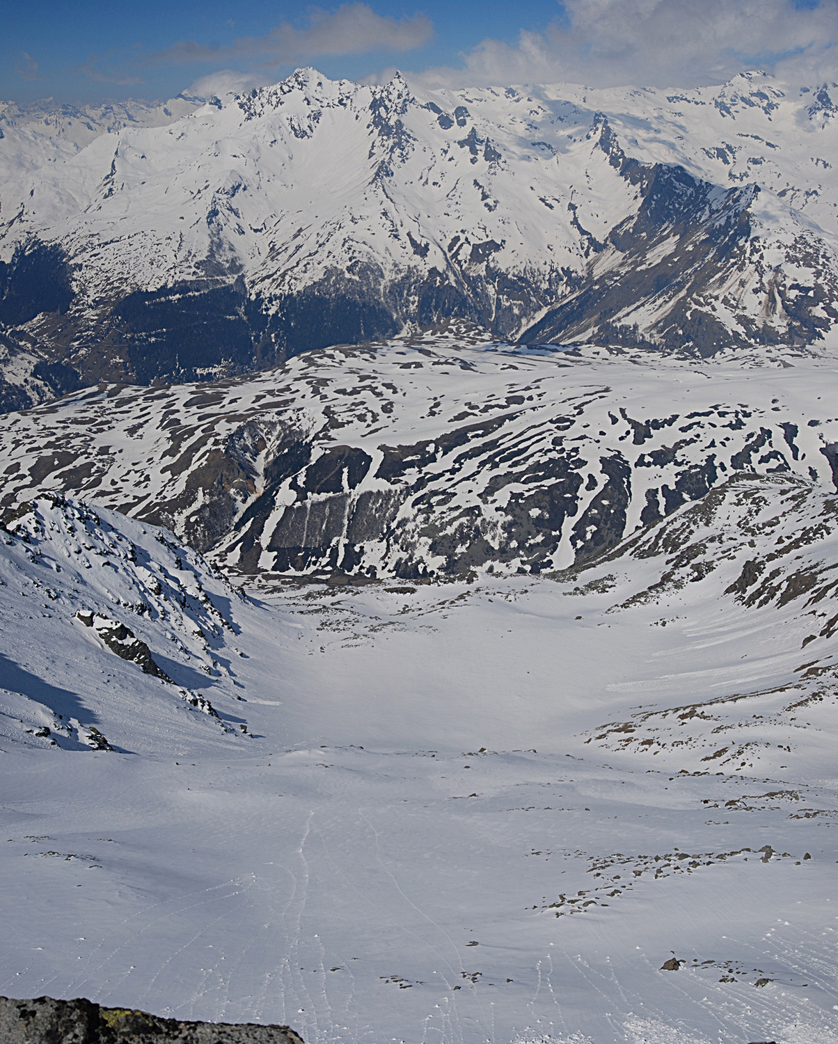 La Valle di Sterla vista dalla cima, sullo sfondo il Pizzo Ferrè 3103 m.