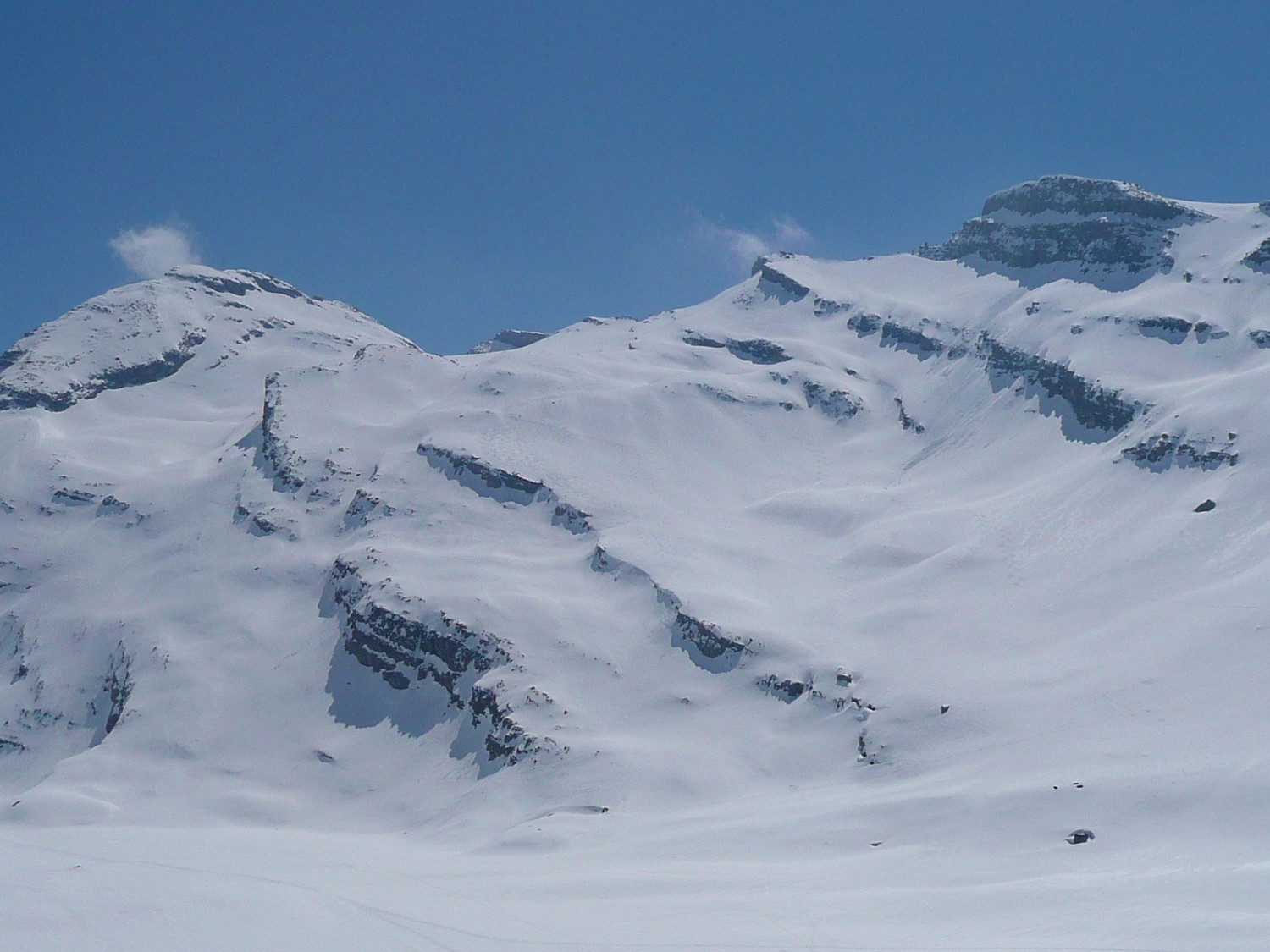 Les pentes qui montent vers le Daubenhorn à gauche