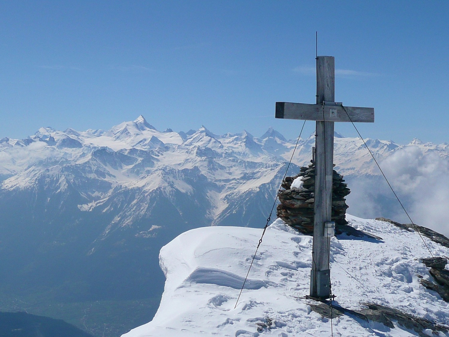 La croix du sommet devant un superbe paysage