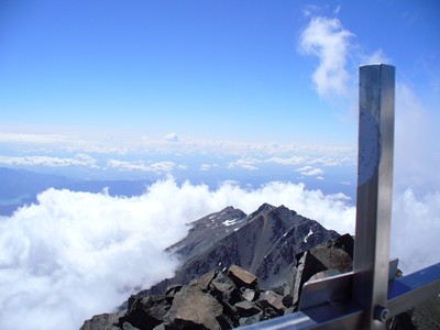 De la cumbre del Vallecitos, se puede ver el cerro Lomas Amarillas y el Franke.