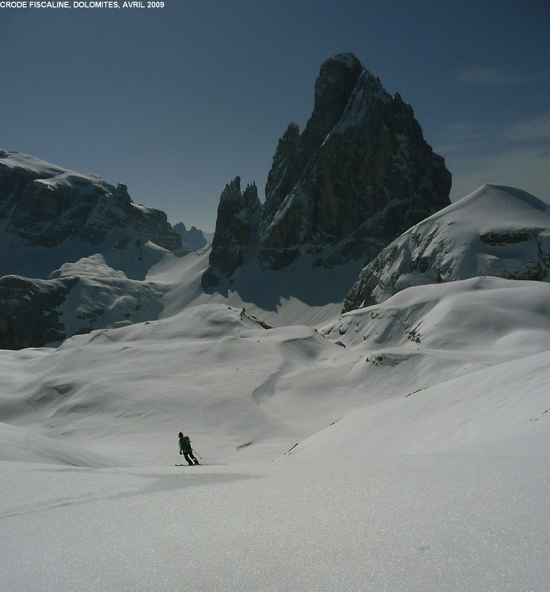Descente des Crode Fiscaline (Dolomites de Sesto) vers le Fischleintal, au fond le Zwölferkofel
