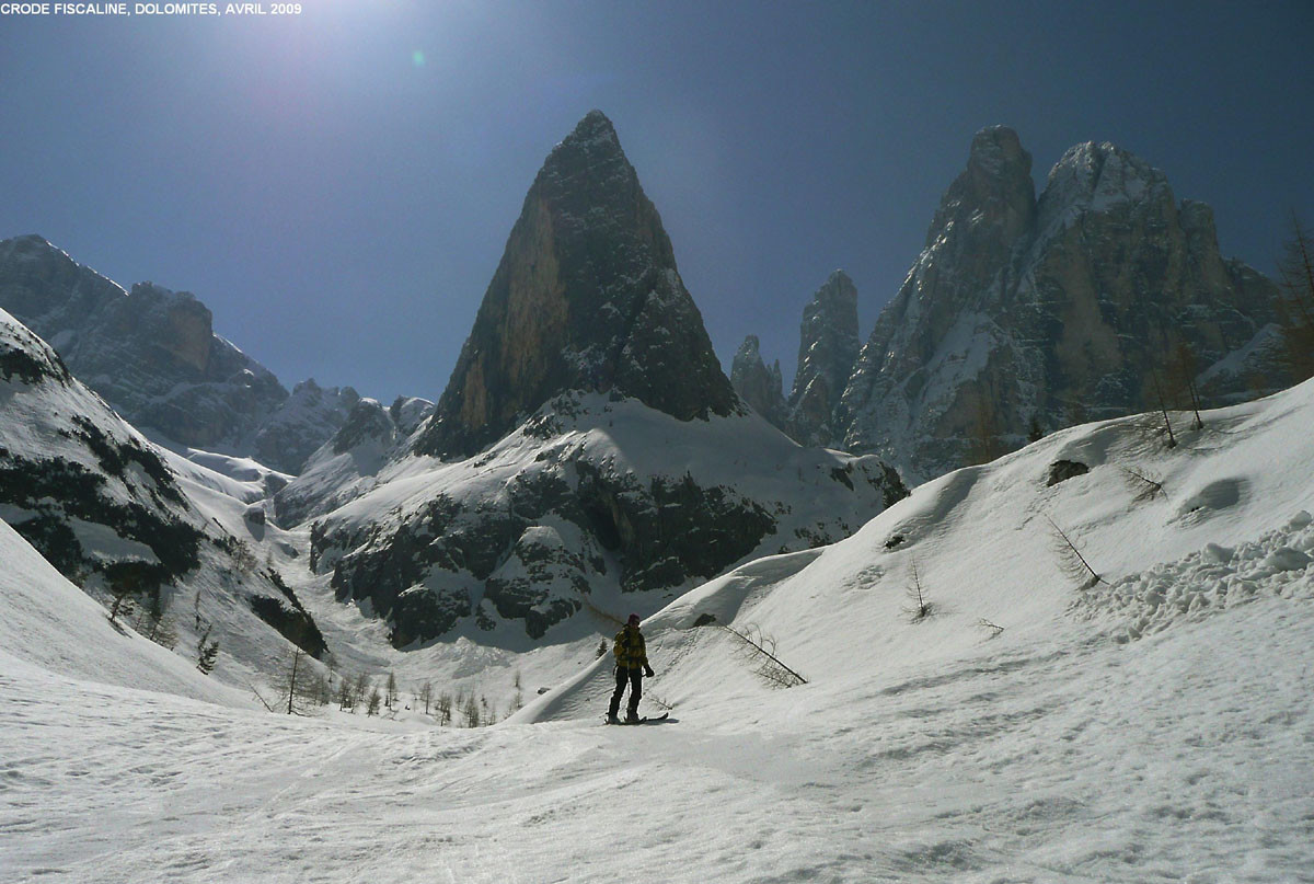 Descente des Crode Fiscaline (Dolomites de Sesto) vers le Fischleintal, au fond le Leist