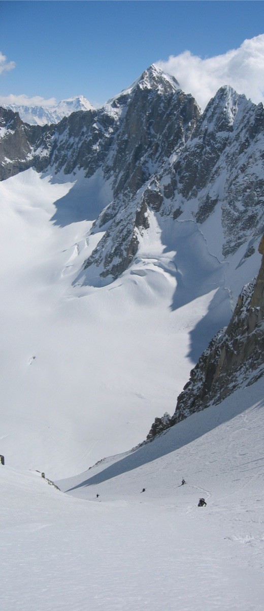 Dans la pente NE du col des Cristaux, au fond le Dolent