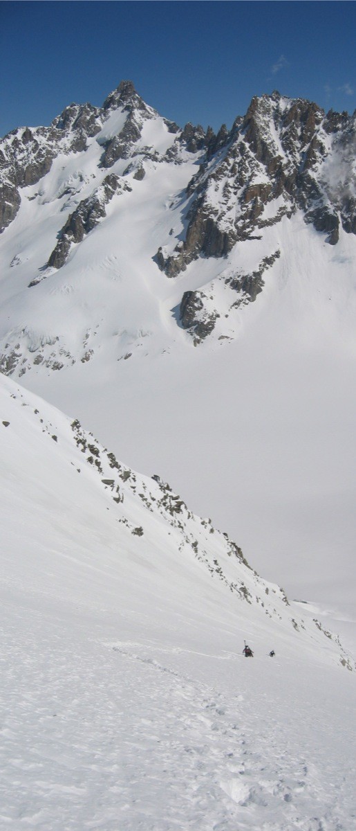 Montée au col des Cristaux sur fond de Tour Noir