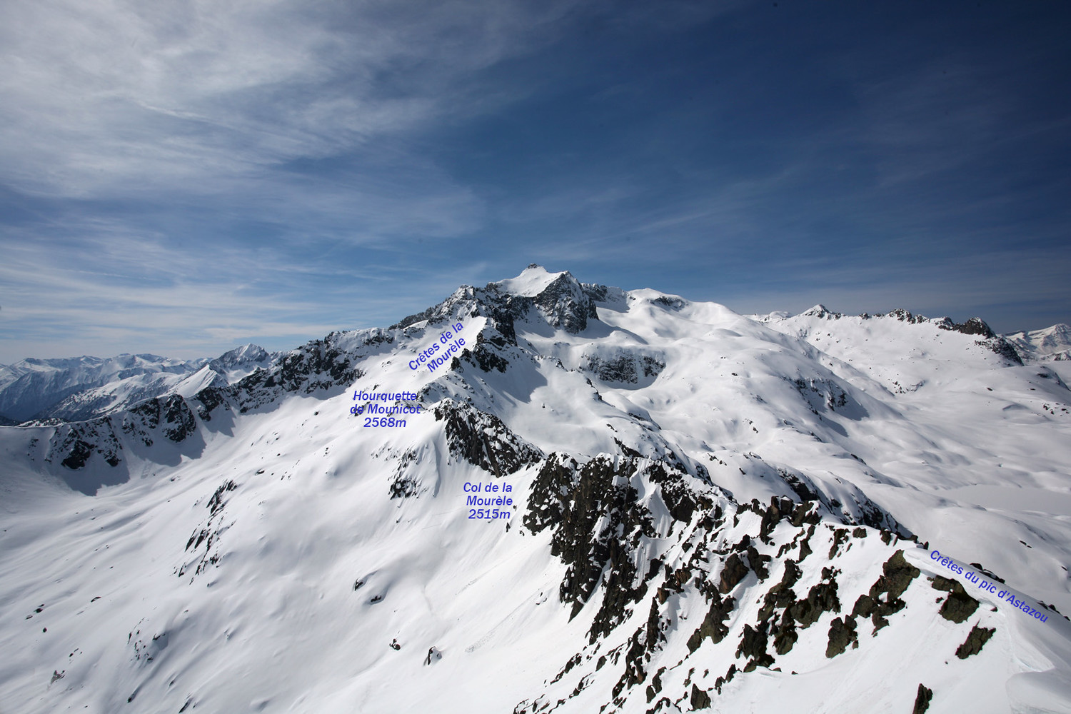 Vue depuis le pic d'Astazou des crêtes menant au pic de la Mourèle
