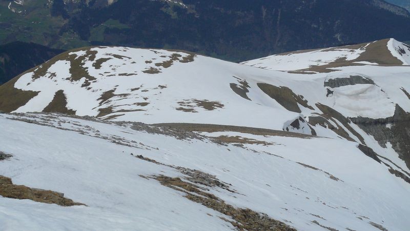 Pente finale de la Pointe d'Areu bien enneigée, et départ sur des dalles