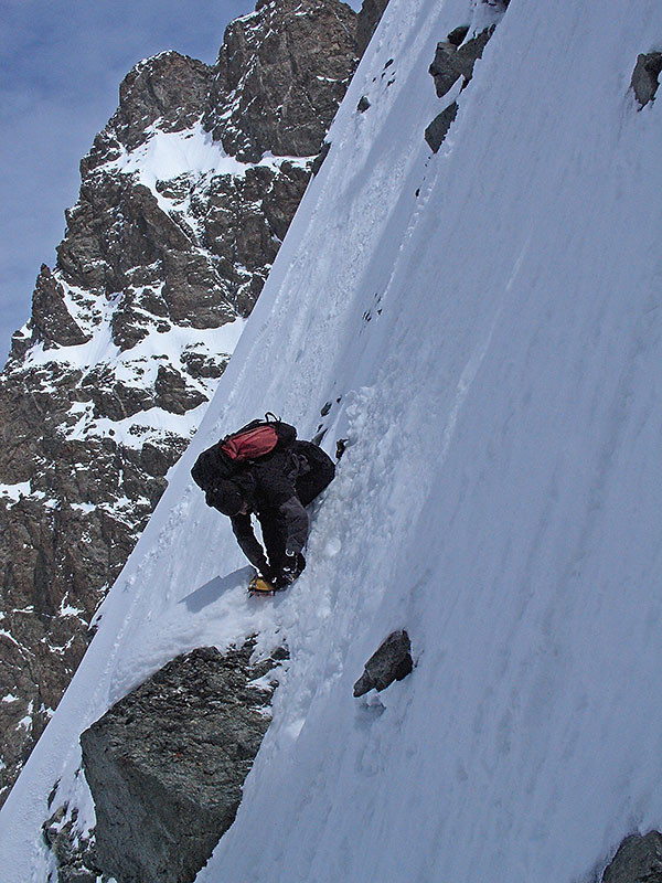 Chaussage des crampons en haut du couloir