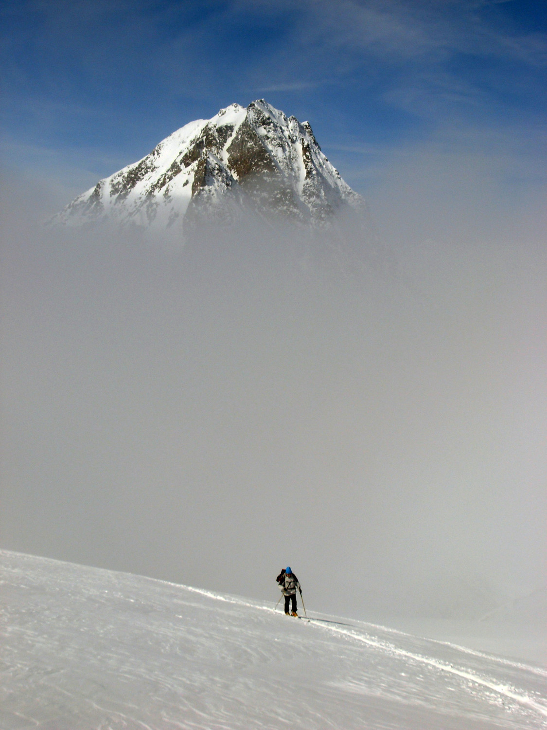 L'Hübschhorn incombente sopra le nebbie