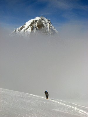L'Hübschhorn incombente sopra le nebbie L'Hübschhorn incombente sopra le nebbie