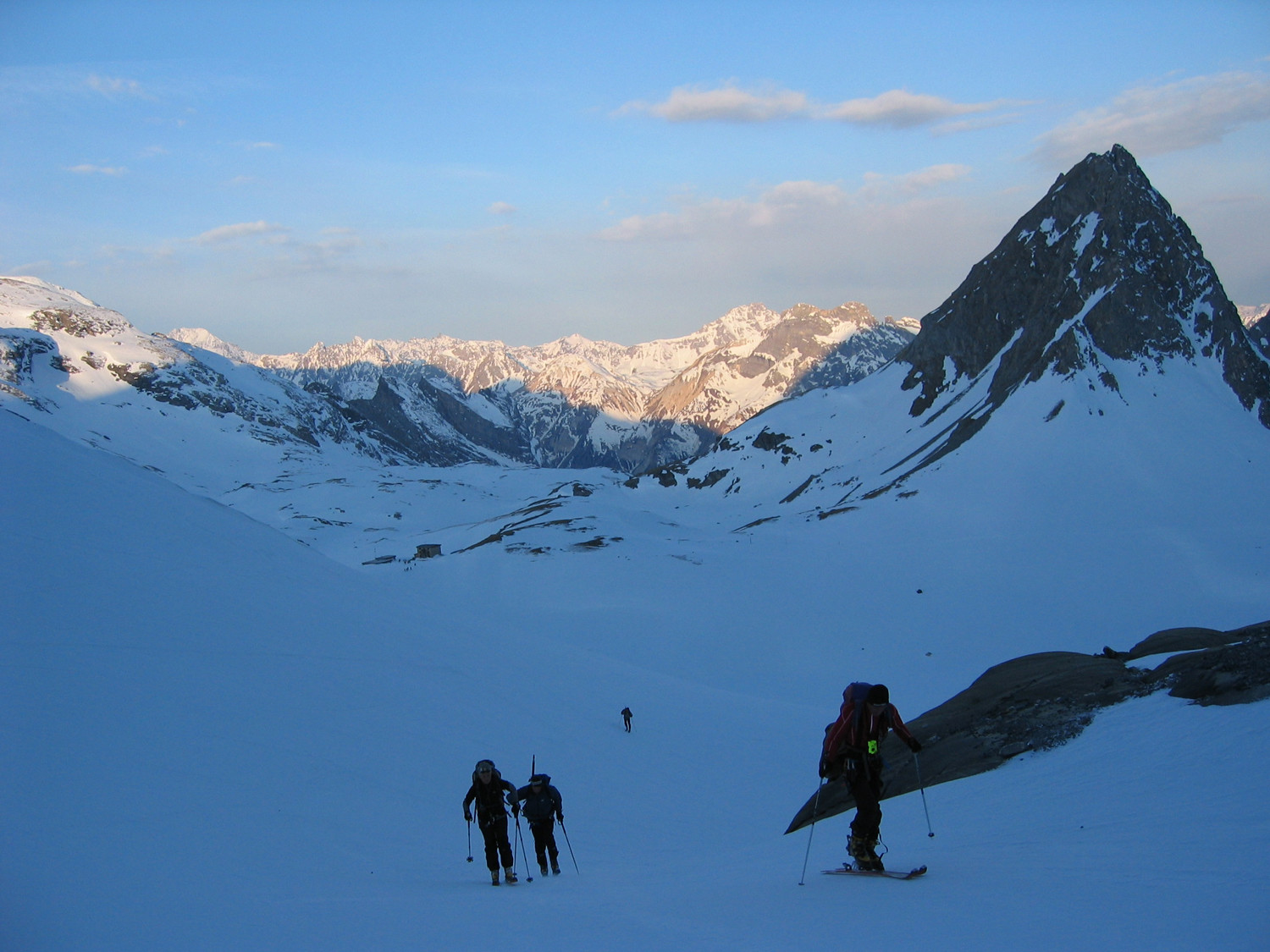 Dans les premières pentes, sur fond d'aiguille de la Vanoise - Grande Casse