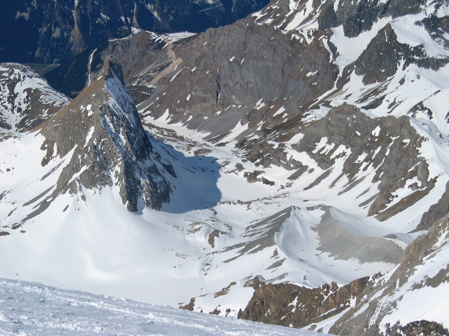 Grande Casse: vue plongeant sur Pralognan, depuis les grands couloirs