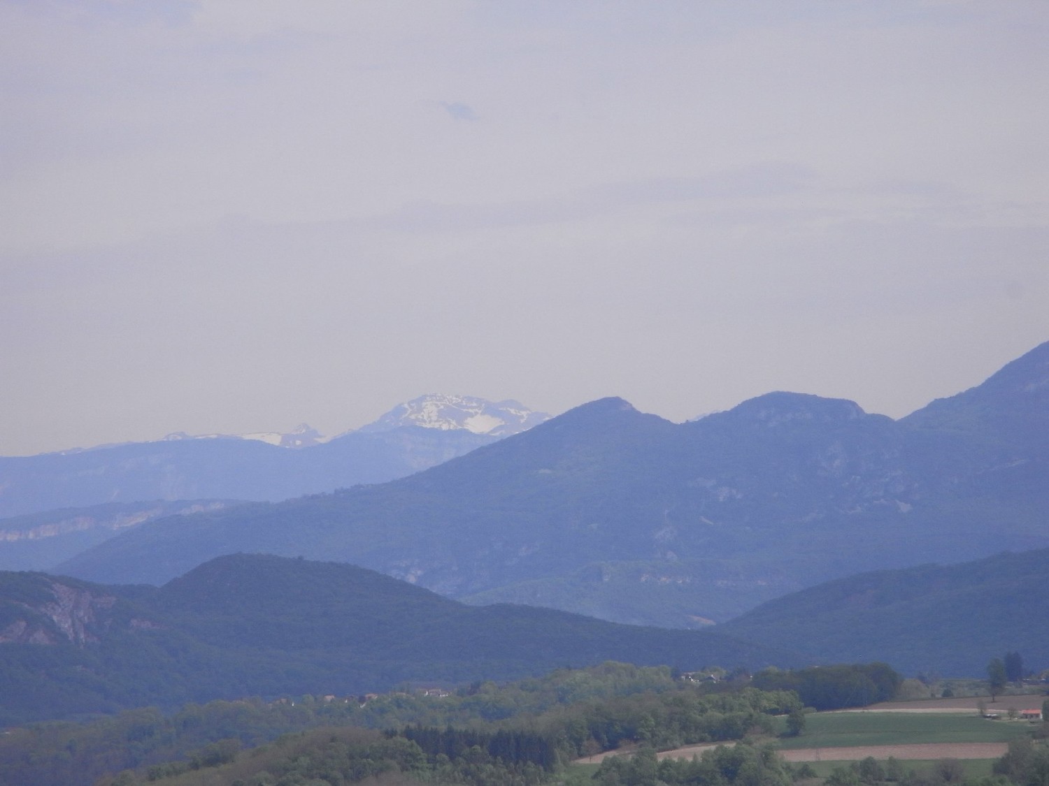 Un sommet au loin avec de la neige