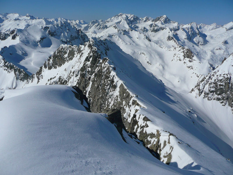 Du sommet vers la brêche de Barbat et la pente finale exposée
