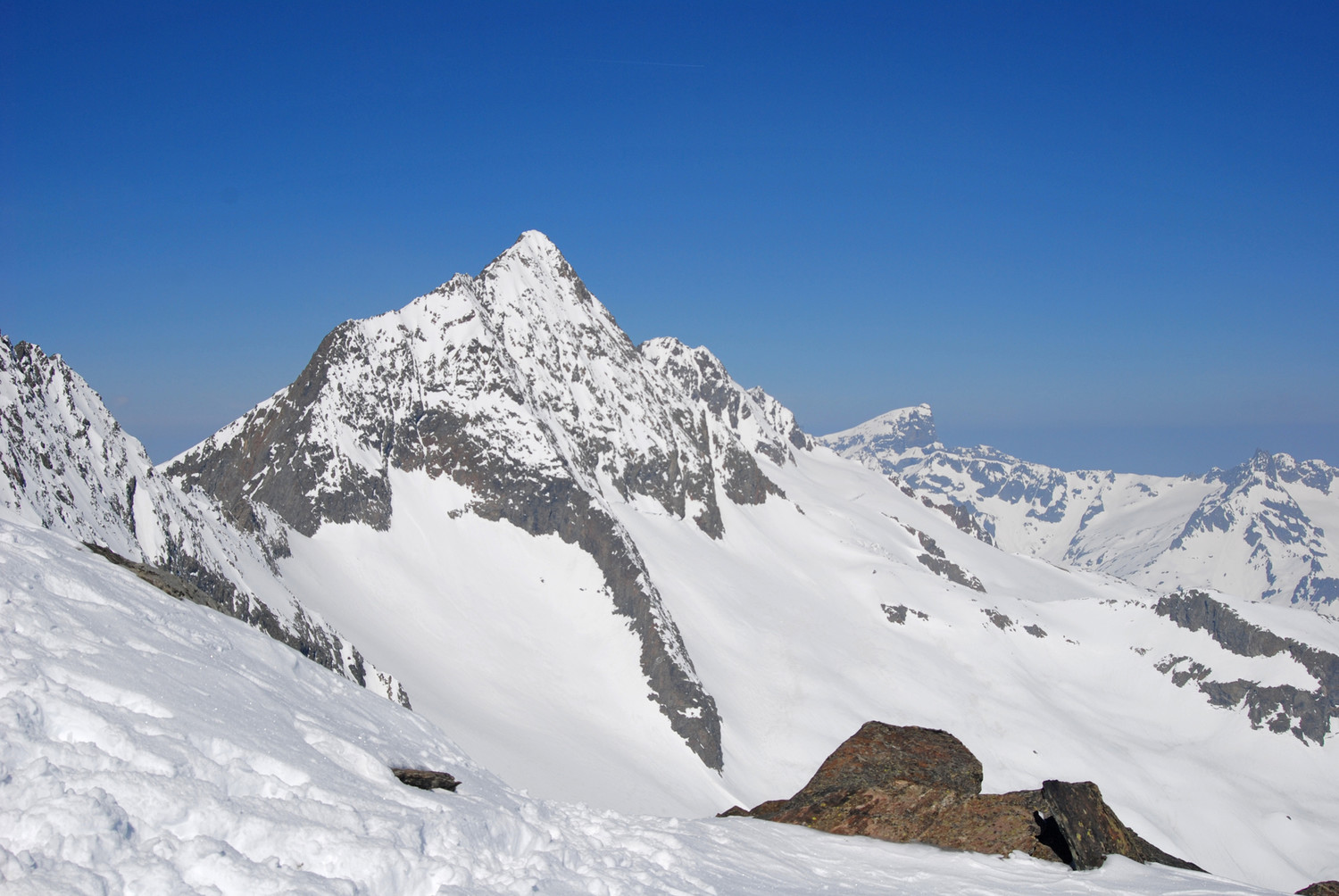 Il Fleckistock 3416 m versante NE durante la salita al Rorspitzli.