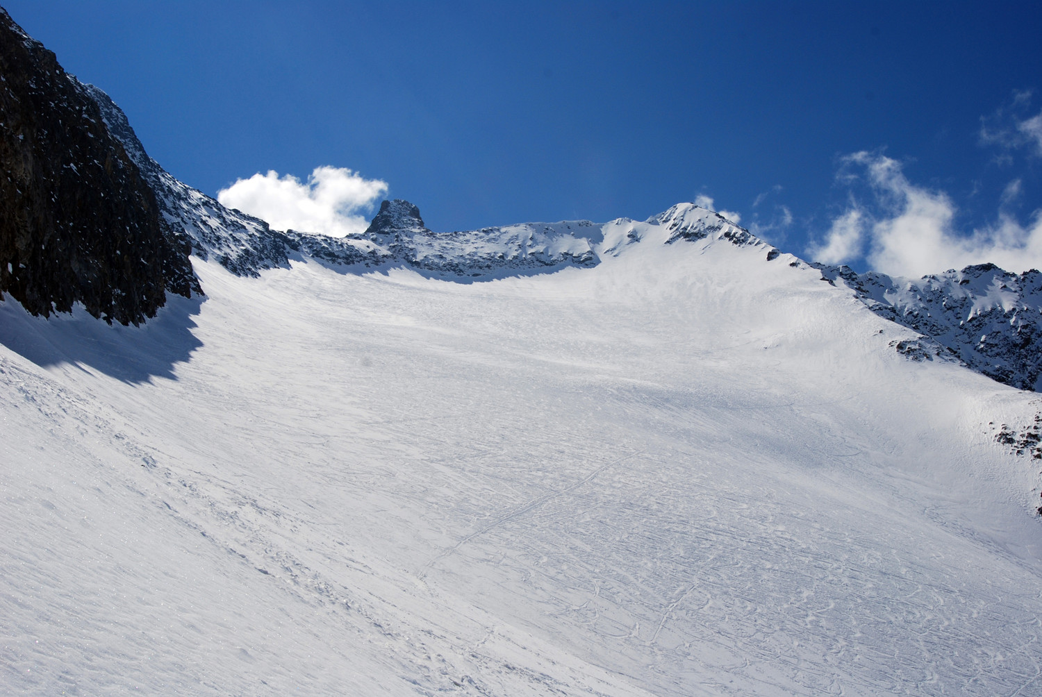 Il Kartigelfirn e la cima del Rorspitzli 3220 m al centro.