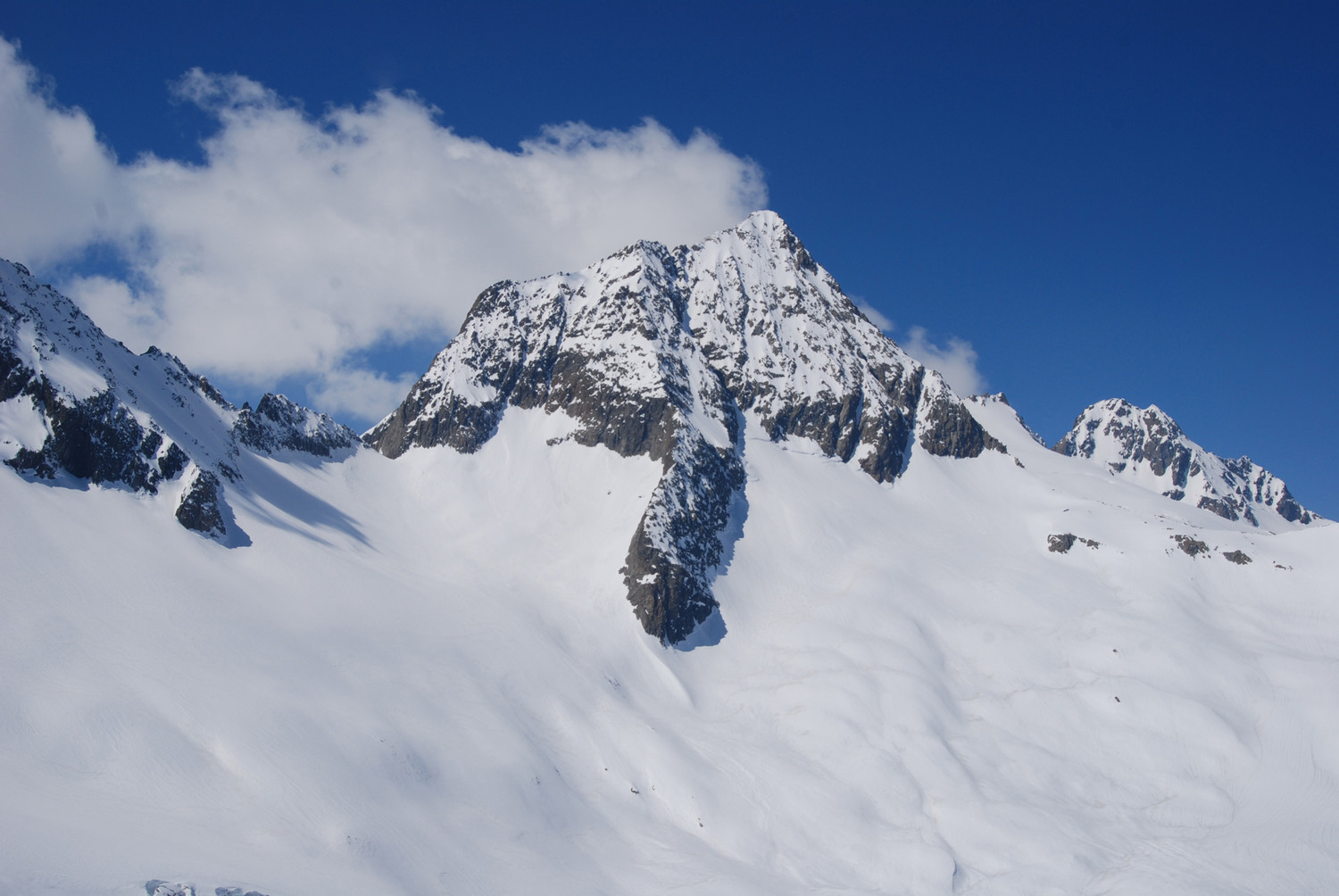 Il Fleckistock 3416 m versante ENE durante la discesa dal Rorspitzli.
