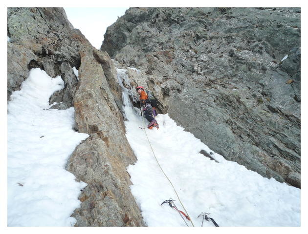 Attaque de la goulotte du topo de Weiss.