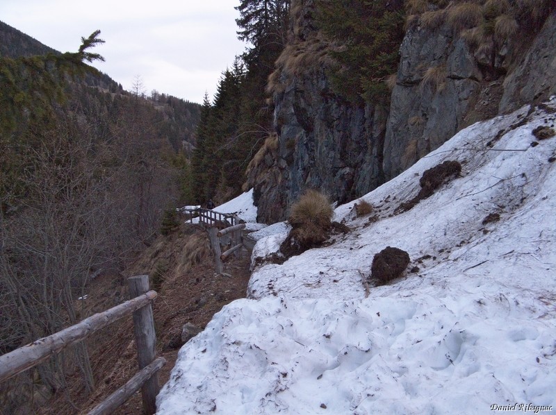 La route barrée avant le pont de Tsaveresse