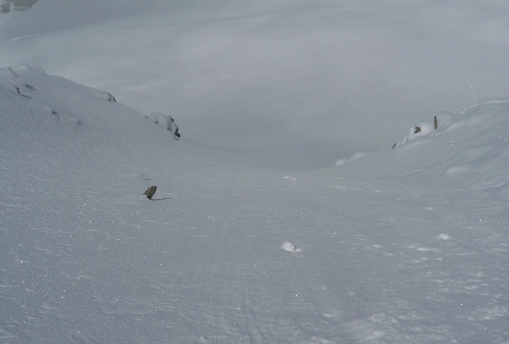Poudreuse scintillante dans le couloir sommital