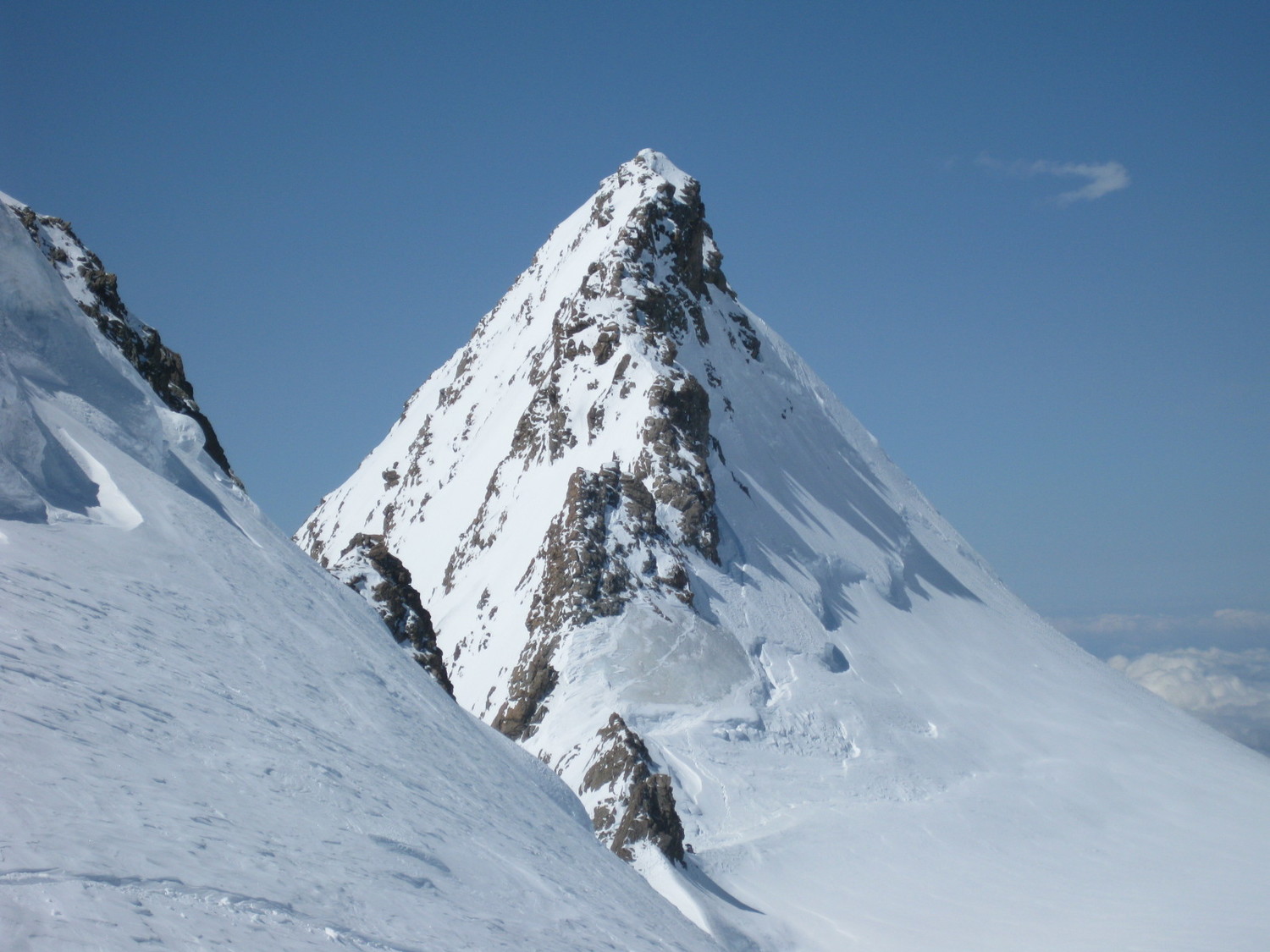 Gross Grünhorn vu depuis le Hinter Fiescherhorn