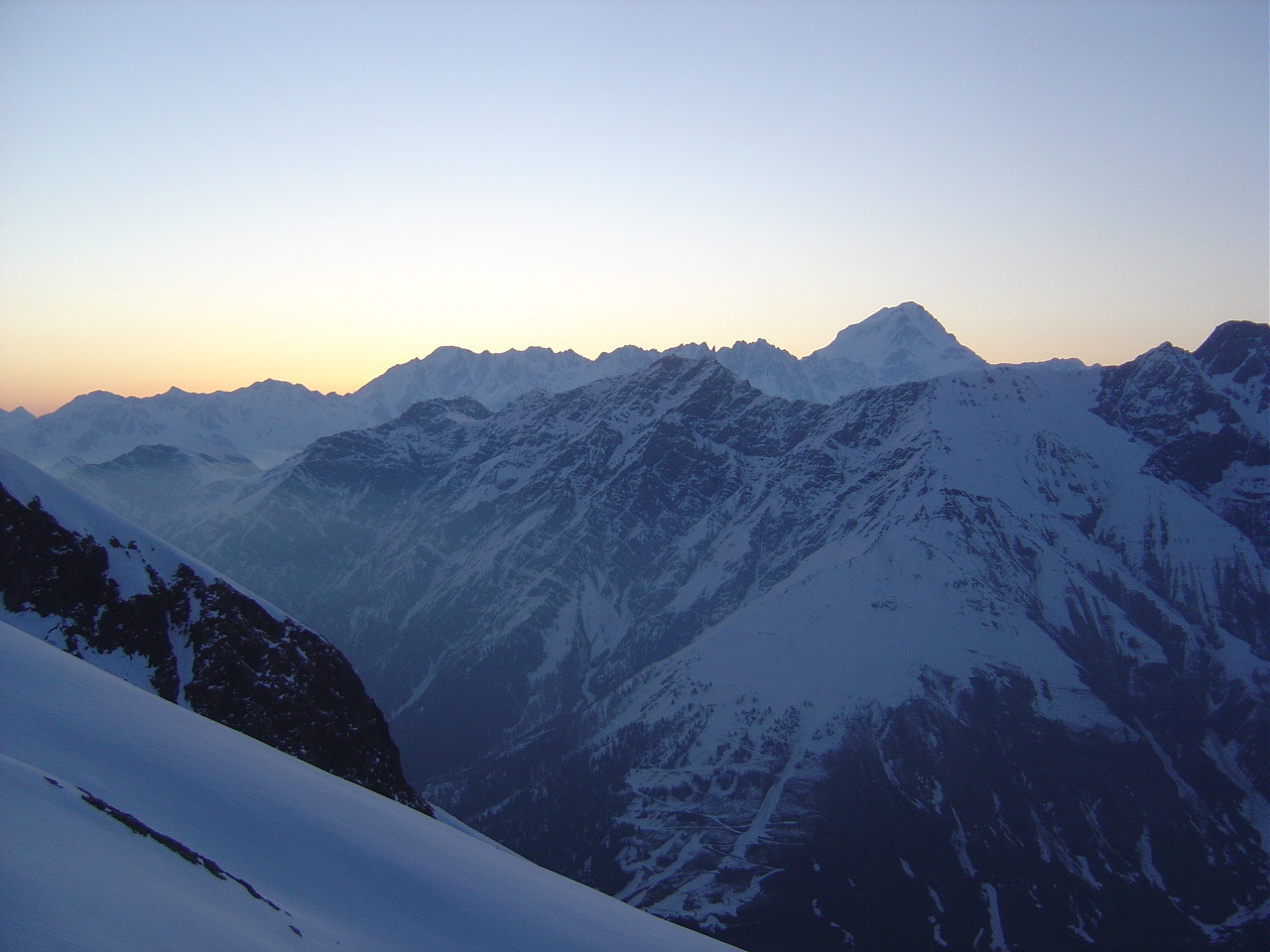 Le jour se lève... A droite trône le Grand Combin.