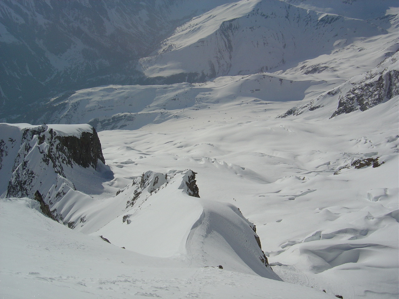Vue plongeante sur le glacier du Dolent au moment du débouché sur l'arête.