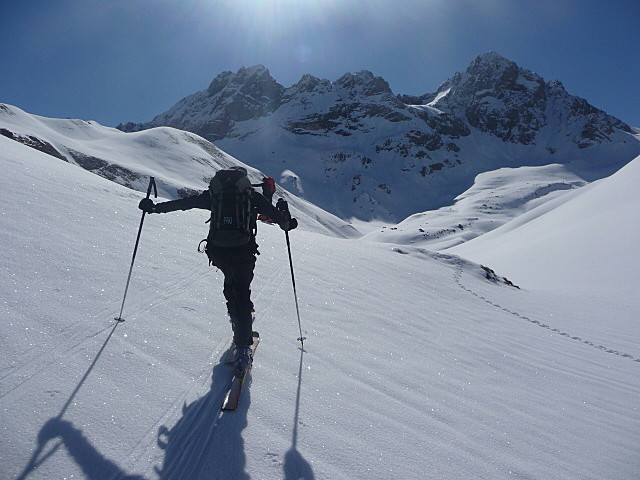 Montée au col de Chanrouge tout au fond