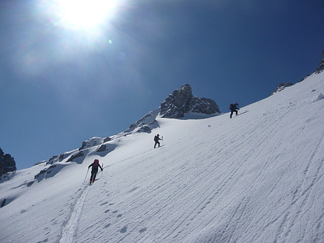 remontée à la pointe 2807m à gauche du col rouge